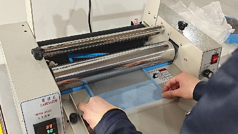 Trí fhachtóir a dhéanann difear do scannán lamination teirmeach: teocht, luas agus brú.