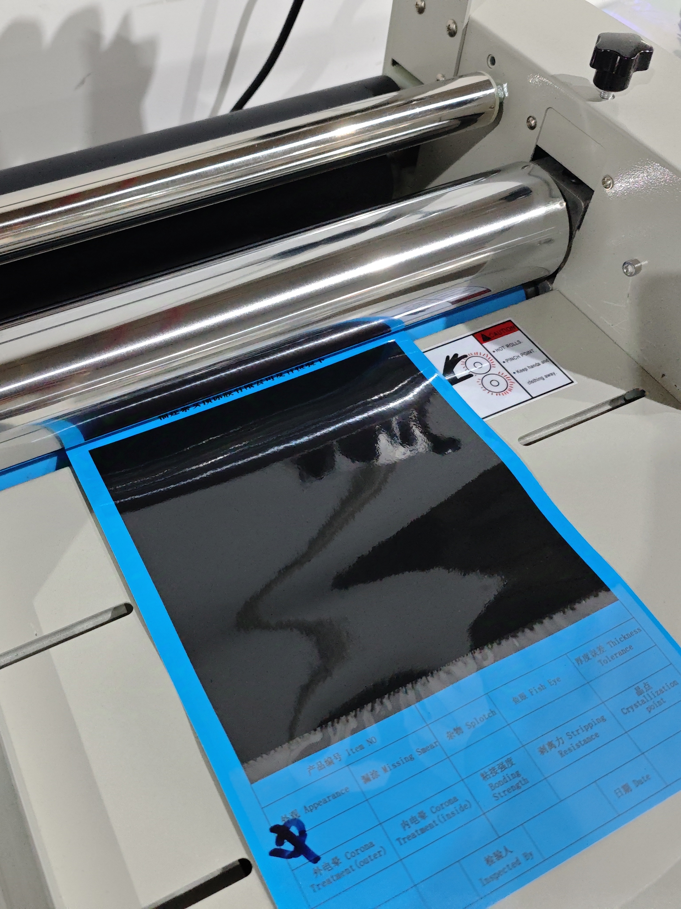 Is modh tábhachtach é an próiseas iniúchta scannán lamination teirmeach chun dearbhú cáilíochta agus cobhsaíocht a chinntiú